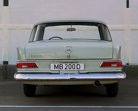 Mercedes-Benz 200 D (1966) – Schriftzug wechsel dich: exakt dieses Foto gibt es auch von einem 230