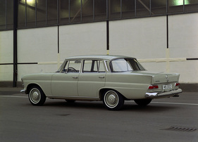 Mercedes-Benz 200 D (1966) – schick mit Weisswandreifen