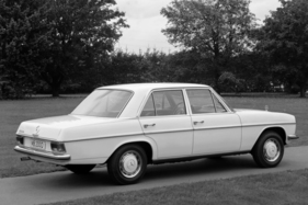 Mercedes-Benz 200 D (1968) – äusserlich nur durch den Schriftzug von den Benzinern zu unterscheiden Mercedes-Benz 200 D (1968) – äusserlich nur durch den Schriftzug von den Benzinern zu unterscheiden