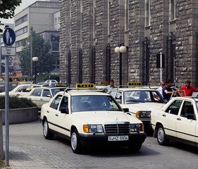 Mercedes-Benz 200 D (1986) - Taxi der Baureihe 124 am Stuttgarter Hauptbahnhof