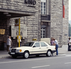 Mercedes-Benz 200 D (1987) - Taxi der Baureihe 124 beim Bahnhof Stuttgart