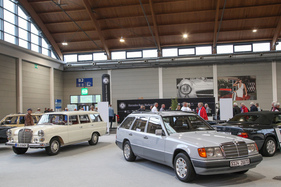 Mercedes-Benz 200 TD (1991) - man sollte nicht Kombi sagen zum T-Modell, gemäss der Beschreibung auf dem Clubstand - Motorworld Classics Bodensee 2022 (1991)
