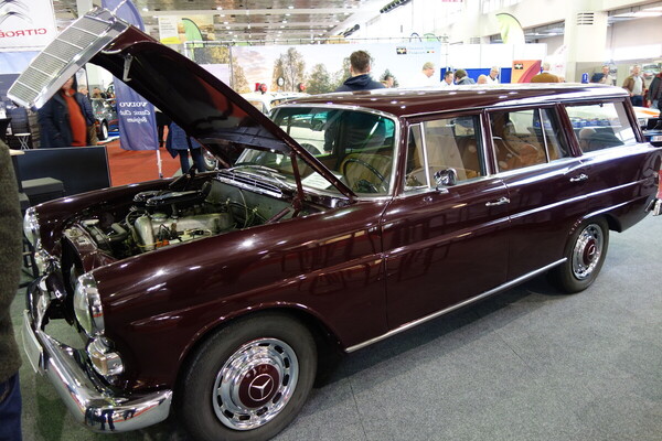 Mercedes-Benz 200 Universal (1967) – auf dem Stand des belgischen Mercedes-Benz-Clubs – Interclassics Classic Car Show Brüssel 2023
