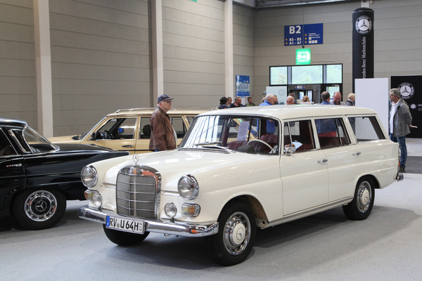 Mercedes-Benz 200D (1967) - bei I.M.A. in Mechelen unter dem Namen Universal als Kombi gefertigt, nur 2754 derartige Exemplare entstanden - Motorworld Classics Bodensee 2022