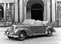 Mercedes Benz 220 (1951) - das Cabriolet A wurde nur von 1951 bis 1953 mit planer Frontscheibe gebaut (© Daimler AG, 1951) Mercedes Benz 220 (1951) - das Cabriolet A wurde nur von 1951 bis 1953 mit planer Frontscheibe gebaut (© Daimler AG, 1951)