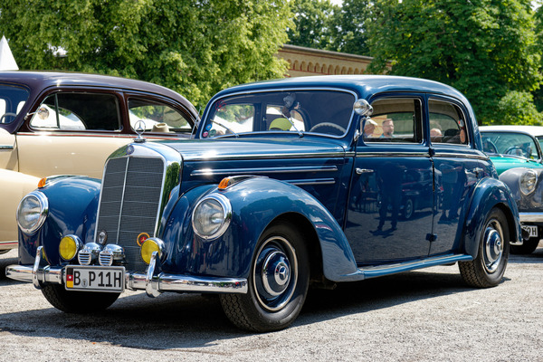 Mercedes-Benz 220 (1953) – noch im Vorkriesstil. Der Nachfolger im Ponton-Kleid kam noch im selben Jahr – Oldtimer Open Air 2024