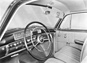 Mercedes-Benz 220 (1954) – Armaturenbrett mit neuem horizontalen Kombiinstrument und Zweispeichen-Lenkrad (© Daimler-Benz AG, 1954) Mercedes-Benz 220 (1954) – Armaturenbrett mit neuem horizontalen Kombiinstrument und Zweispeichen-Lenkrad (© Daimler-Benz AG, 1954)