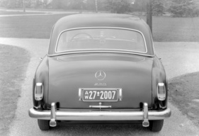 Mercedes-Benz 220 (1954) – unbedingte Symmetrie: mittiger Schriftzug, zwei Kennzeichenleuchten