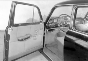 Mercedes-Benz 220 (1954) – vollflächige Türverkleidung mit Armlehne und Kartentasche