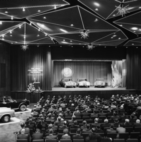 Mercedes-Benz 220 (1968) - Präsentation der „Neuen Mercedes-Benz Generation“ am 9. und 10. Januar 1968 in Sindelfingen. Chefingenieur Hans Scherenberg (links) stellt die neuen Typen vor