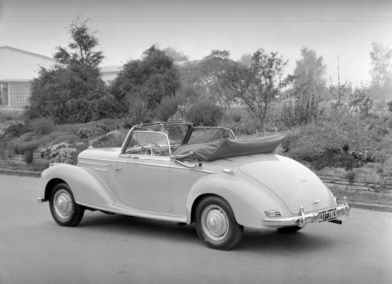 Mercedes Benz 220 Cabriolet A (1954) - unterschied sich gegenüber den früheren Modellen durch eine gebogene Windschutzscheibe
