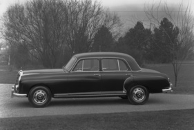 Mercedes-Benz 220 S (1958) - vier Türen, sechs Zylinder