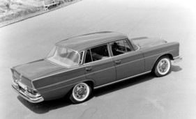 Mercedes-Benz 220 S (1959) - Ansicht von schräg hinten und oben