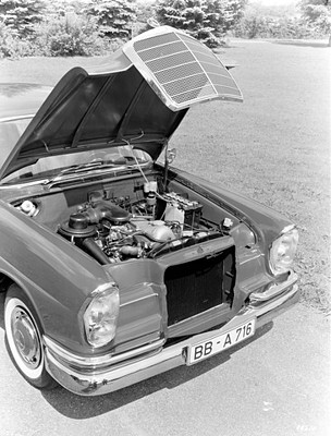Mercedes-Benz 220 S (1959) - Blick in den Motorraum