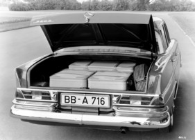 Mercedes-Benz 220 S (1959) - Der mit dem optional lieferbaren Mercedes-Benz Koffersatz beladene Gepäckraum; links bleibt noch Raum für ein zweites Ersatzrad oder weiteres Kleingepäck (1959)
