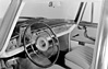 Mercedes-Benz 220 S (1959) – Interieur mit gepolstertem Armaturenbrett und "Fieberthermometer"-Tacho (© Mercedes-Benz AG, 1959) Mercedes-Benz 220 S (1959) – Interieur mit gepolstertem Armaturenbrett und "Fieberthermometer"-Tacho (© Mercedes-Benz AG, 1959)