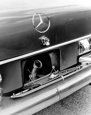 Mercedes-Benz 220 S (1959) - Tankstutzen unter dem klappbaren Nummernschild