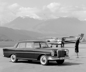 Mercedes-Benz 220 S (1959) – auf dem Flugplatz Mercedes-Benz 220 S (1959) – auf dem Flugplatz