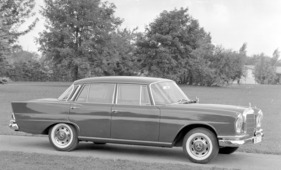 Mercedes-Benz 220 S (1959) - durch den längeren Vorderwagen vom kleineren Vierzylindermodell zu unterscheiden Mercedes-Benz 220 S (1959) - durch den längeren Vorderwagen vom kleineren Vierzylindermodell zu unterscheiden