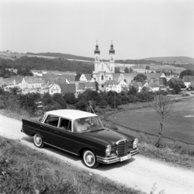 Mercedes-Benz 220 S (1959) – im Hintergrund das Kloster Zwiefalten