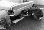 Mercedes-Benz 220 S (1961) - Kling, May und Eger überprüfen die Rollmatten, die im Sand notfalls mehr Vortrieb garantieren sollen (© Archiv Automobil Revue) Mercedes-Benz 220 S (1961) - Kling, May und Eger überprüfen die Rollmatten, die im Sand notfalls mehr Vortrieb garantieren sollen (© Archiv Automobil Revue)