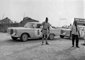 Mercedes-Benz 220 S (1961) - Spitzenreiter des Mercedes-Benz-Teams sind Karl Kling/Rainer Günzler - Rallye Algier-Zentralafrika 1961