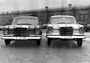Mercedes-Benz 220 S (1961) - für den Einsatz in Afrika gerüstet - rechts der Wettbewerbswagen, links ein Serien-220-er auf 13-Zoll-Reifen, während der Rennwagen 15 Zoll grosse Räder hat (© Archiv Automobil Revue) Mercedes-Benz 220 S (1961) - für den Einsatz in Afrika gerüstet - rechts der Wettbewerbswagen, links ein Serien-220-er auf 13-Zoll-Reifen, während der Rennwagen 15 Zoll grosse Räder hat (© Archiv Automobil Revue)