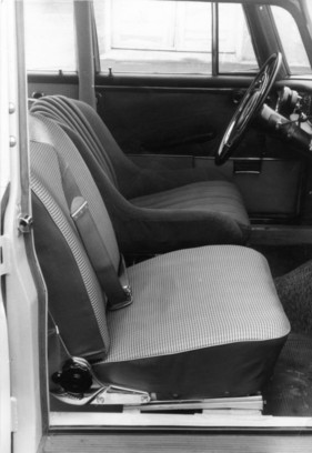 Mercedes-Benz 220 S (1961) - leichter Kübelsitz für den Fahrer, Schlafsitz für den Beifahrer, Sicherheitsgurten und Plexiverglasung zum Gewichtsparen