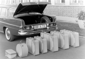 Mercedes-Benz 220 S (1963) - das grosse Kofferraumvolumen wird eindrücklich demonstriert