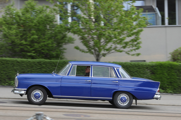 Mercedes-Benz 220 S (1964) - Heckflosse bei der Anreise - Albisgütli Classic Cars & Bikes April 2023