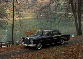 Mercedes-Benz 220 S (1964) – auf einem zeitgenössischen Farbfoto