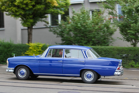 Bild Mercedes-Benz 220 S (1964) - bei der Anfahrt - Albisgütli Classics - Cars & Bikes August 2021