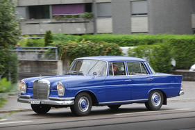 Mercedes-Benz 220 S (1964) - in sehr kräftigem Blau - Albisgütli Classics - Cars & Bikes August 2021