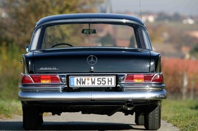 Mercedes-Benz 220 S (1965) - Peilkanten und nicht Flossen nannte die Finnen am Heck