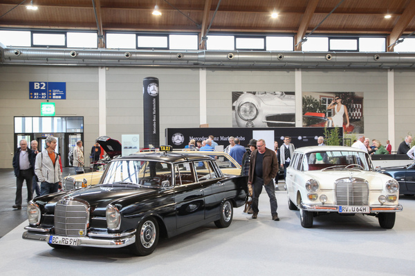 Bild Mercedes-Benz 220 S (1965) - Taxi, noch im bis 1970 vorgeschriebenen Schwarz, als doch eher sportliche und durstige Ausführung - Motorworld Classics Bodensee 2022