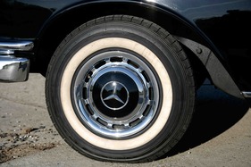 Mercedes-Benz 220 S (1965) - Weisswandreifen und Radkappen