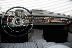 Mercedes-Benz 220 S (1965) - der Bandtacho galt als nicht besonders gut ablesbar