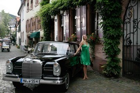 Mercedes-Benz 220 S (1965) - im schmucken Ambiente