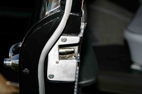 Mercedes-Benz 220 S (1965) - massiv gebaute Türschlösser mit Keilzapfen verhindertn ein Aufschnappen der Türen bei einem Unfall