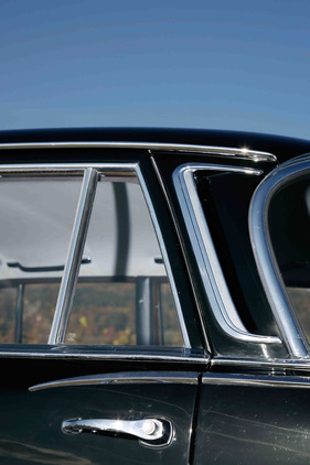 Mercedes-Benz 220 S (1965) - viele Chromornamente zeigen die Spitzenstellung an