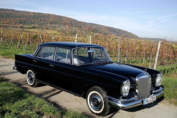 Mercedes-Benz 220 S (1965) - wirkt in Schwarz besonders edel