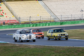 Mercedes-Benz 220 S - wer beschleunigt hier wen aus - beim akademisches Fahrtraining auf dem Hockenheimring 2012