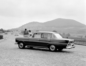 Mercedes-Benz 220 SE (1959) – am Rastplatz vor dem Aichelberg auf der A8