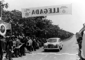 Mercedes-Benz 220 SE (1963) - Ewy Rosqvist und Ursula Wirth am Ziel der 6. Etappe zum Grossen Strassenpreis von Argentinien