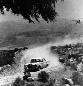 Mercedes-Benz 220 SE (1963) - Ewy Rosqvist und Ursula Wirth - die Tour in Argentinien wurde von einem Flugzeug aus überwacht
