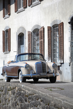 Mercedes-Benz 220 SE Cabriolet (1959) - altes Auto vor alten Mauern (1959)