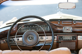 Mercedes-Benz 220 SE Cabriolet (1959) - da fühlt sich der Fahrer gediegen untergebracht