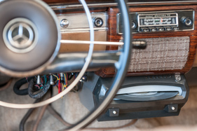 Mercedes-Benz 220 SE Cabriolet (1959) - mit Philips-Plattenspieler