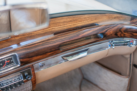 Mercedes-Benz 220 SE Cabriolet (1959) - selbst der Handgriff ist im Holz eingearbeitet