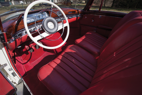 Mercedes-Benz 220 SE Cabriolet (1960) - als Lot 172 an der RM Auction von Monaco am 10. Mai 2014 im Angebot